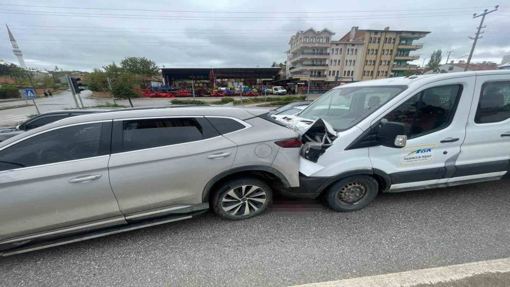 &Ccedil;orum&rsquo;da 3 ara&ccedil; &ccedil;arpıştı: 2 yaralı
