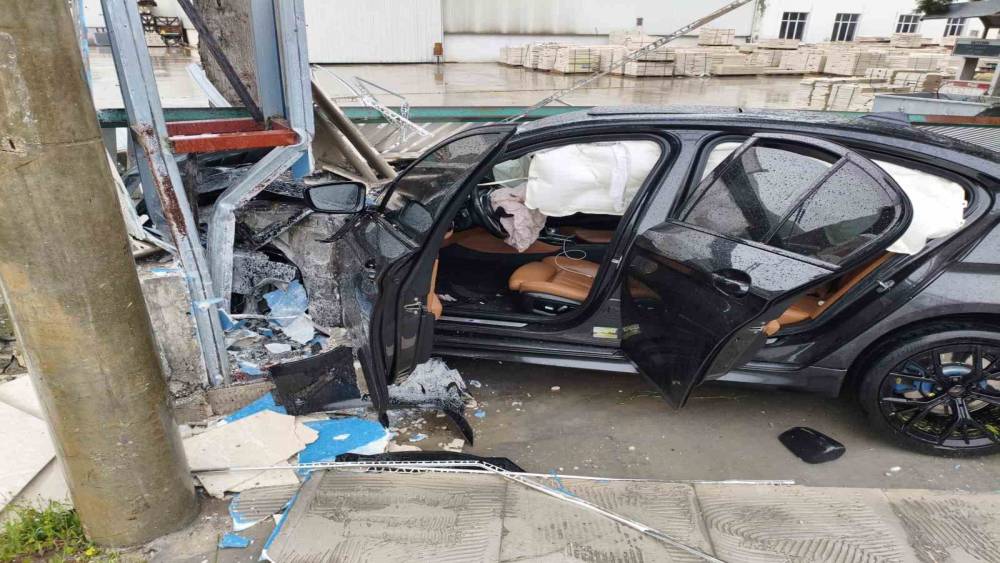 Burdur&rsquo;da otomobil yoldan &ccedil;ıktı: 2 yaralı
