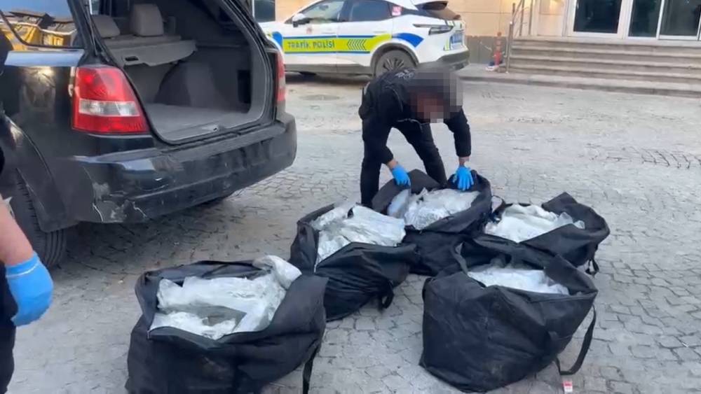 Edirne&rsquo;de Moldova plakalı ara&ccedil;ta 90 kilo skunk ele ge&ccedil;irildi
