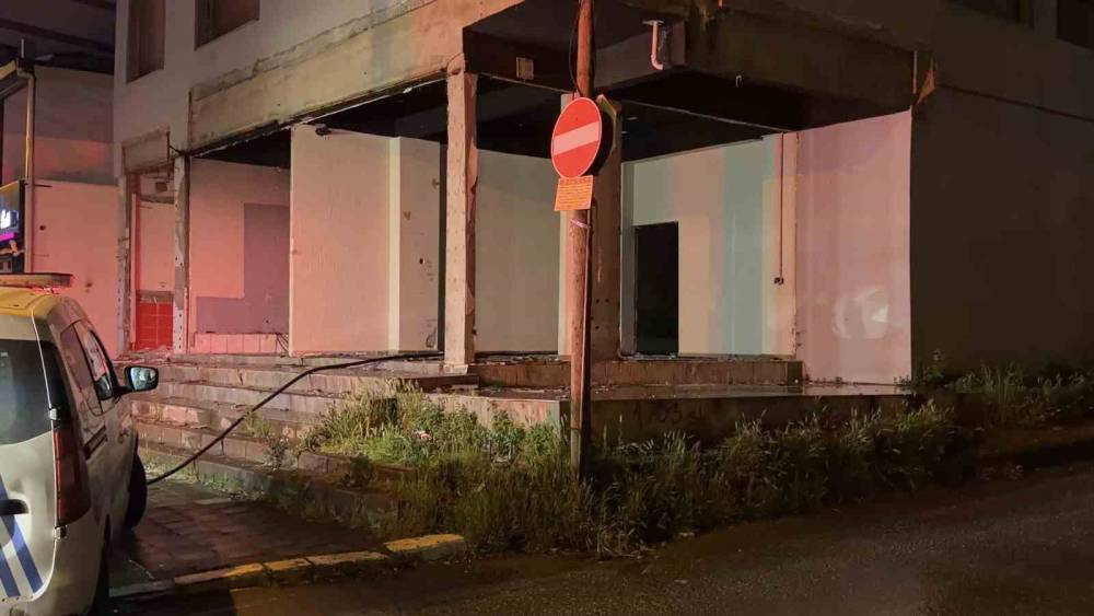 Kocaeli&rsquo;de tahliye edilen binada yakılan ateş mahalleyi ayağa kaldırdı

