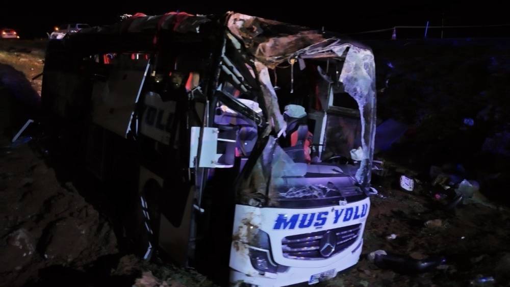 Malatya&rsquo;da otob&uuml;s kazası sonrası yolcuların &ouml;zel eşyaları toplandı
