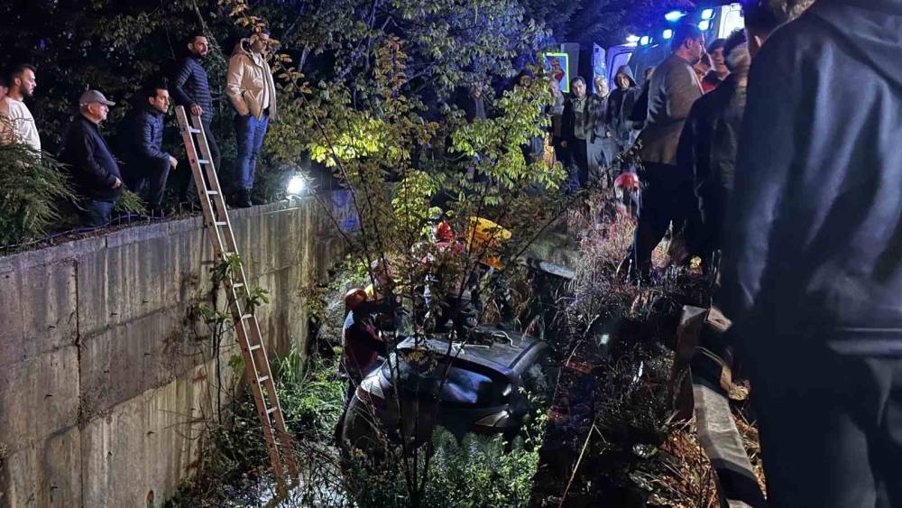 Sakarya&rsquo;da otomobil dereye u&ccedil;tu: 1 yaralı
