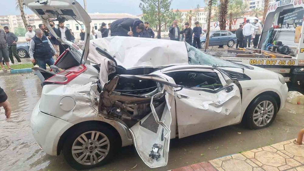 Şanlıurfa&rsquo;da g&uuml;neş enerjisi paneli otomobilin &uuml;zerine devrildi: 1 &ouml;l&uuml;

