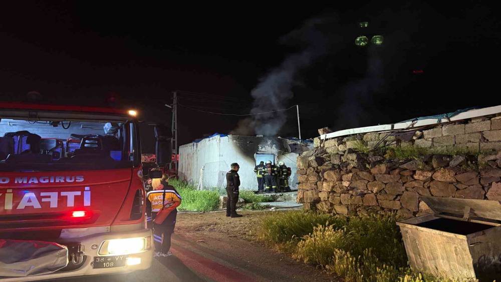 Kayseri&rsquo;de metruk evde yangın
