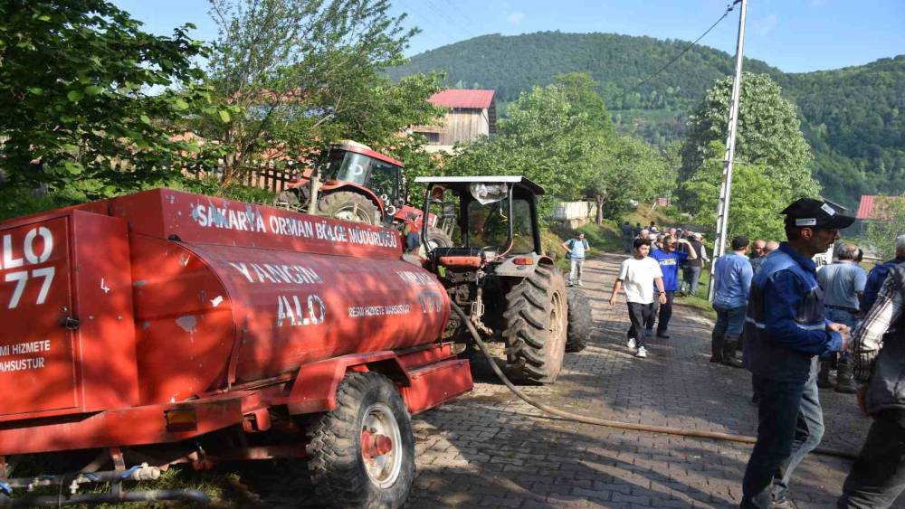 İki katlı evde &ccedil;ıkan yangına vatandaşın su tankeri ile m&uuml;dahalesi
