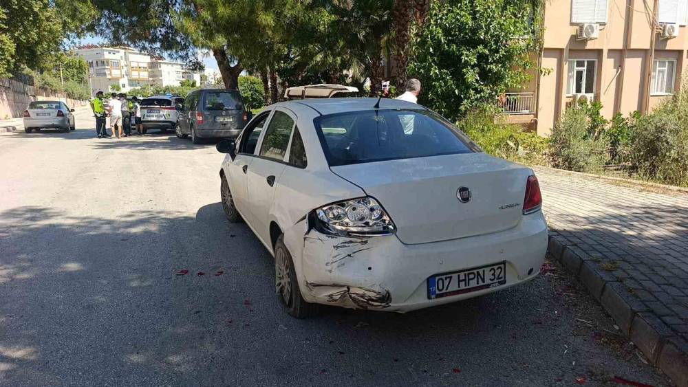 Otomobil, park halindeki araca &ccedil;arptı: 1 yaralı
