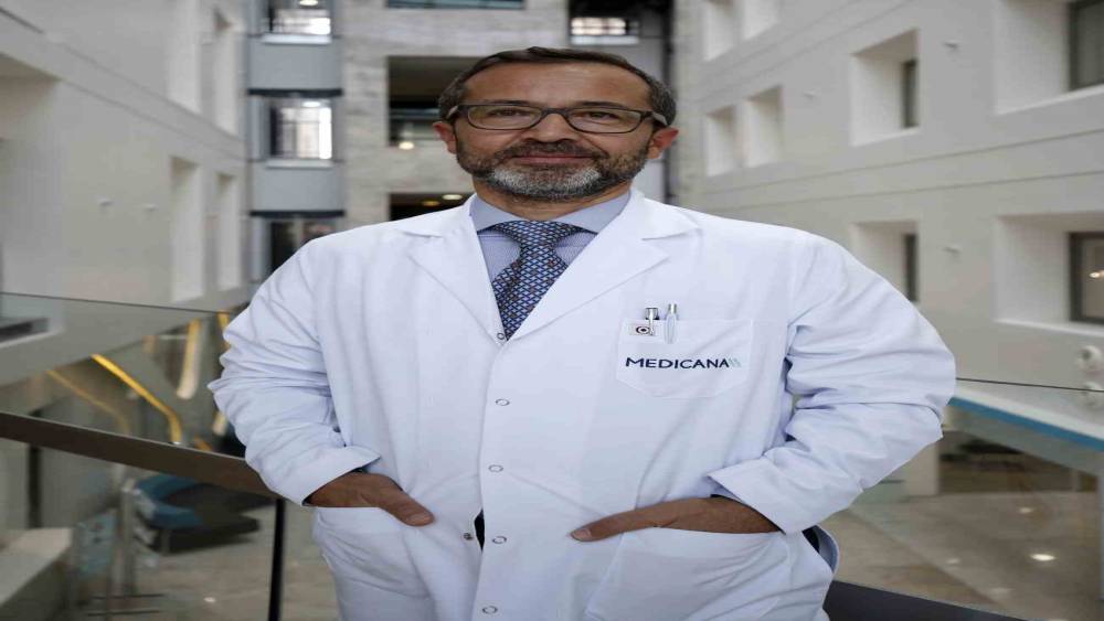 Duruştaki k&uuml;&ccedil;&uuml;k bir fark, skolyozun habercisi olabilir
