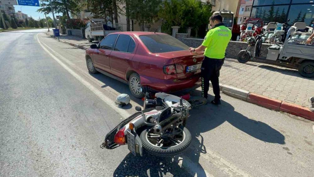 Motosiklet s&uuml;r&uuml;c&uuml;s&uuml;n&uuml;n &ouml;l&uuml;mden d&ouml;nd&uuml;ğ&uuml; kaza anı kameraya yansıdı
