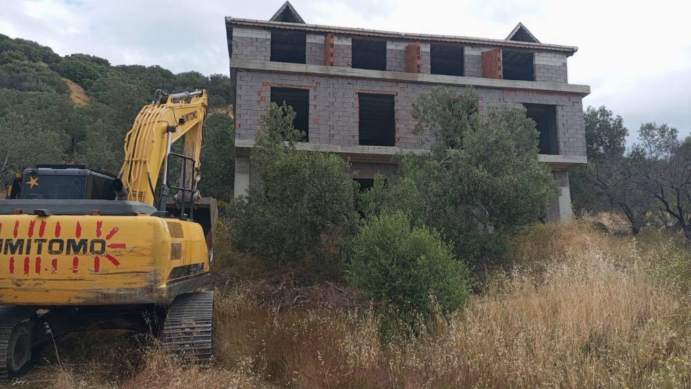 &Ccedil;anakkale&rsquo;de 11 ka&ccedil;ak yapı yıkıldı
