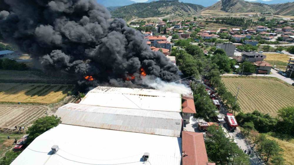 Kau&ccedil;uk fabrikasındaki yangın havadan g&ouml;r&uuml;nt&uuml;lendi
