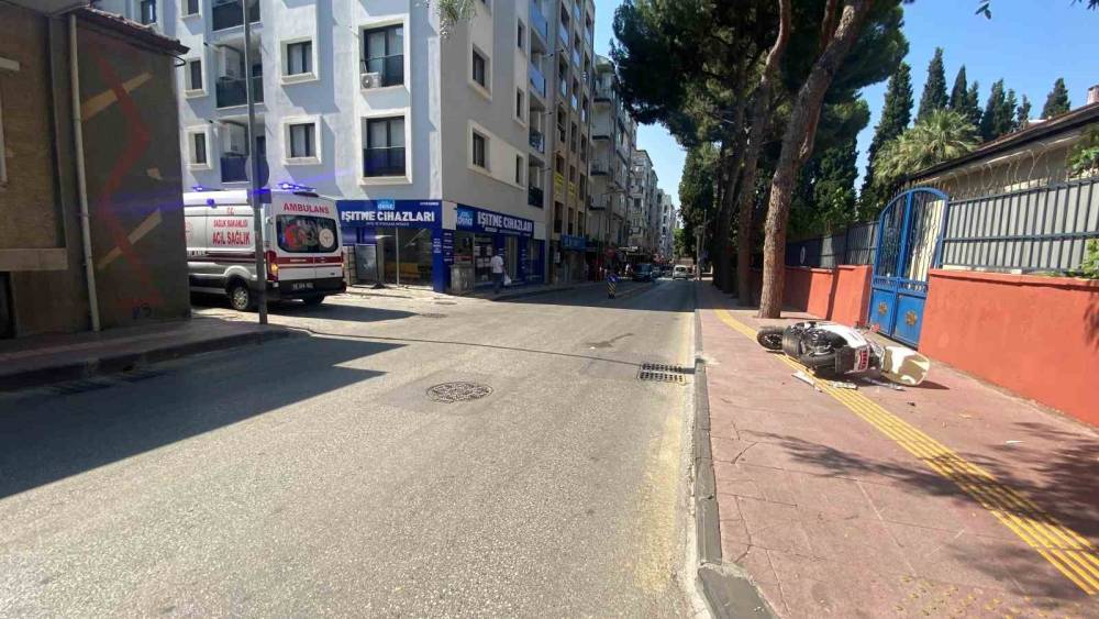 Otomobilin &ccedil;arptığı motosiklet kaldırıma &ccedil;ıktı: 1 yaralı
