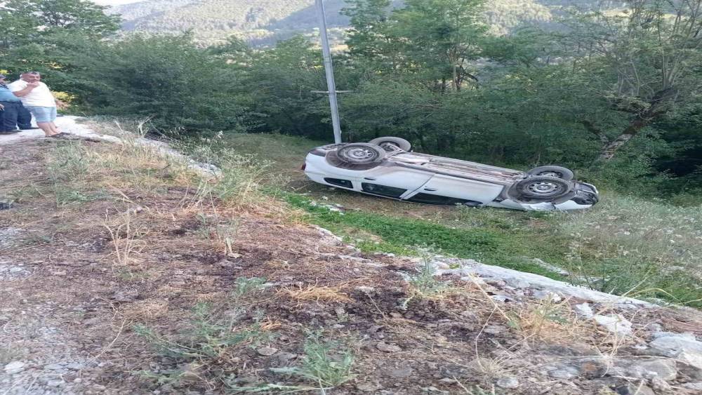 Kastamonu&rsquo;da otomobil tarlaya yuvarlandı: 3 yaralı
