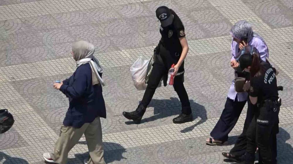 Samsun&rsquo;da sıcaktan bayılan kadının yardımına vatandaşlar ve polisler koştu
