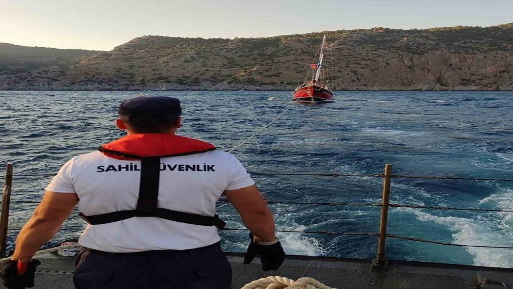Arızalanan yat, Sahil G&uuml;venlik ekipleri tarafından kurtarıldı
