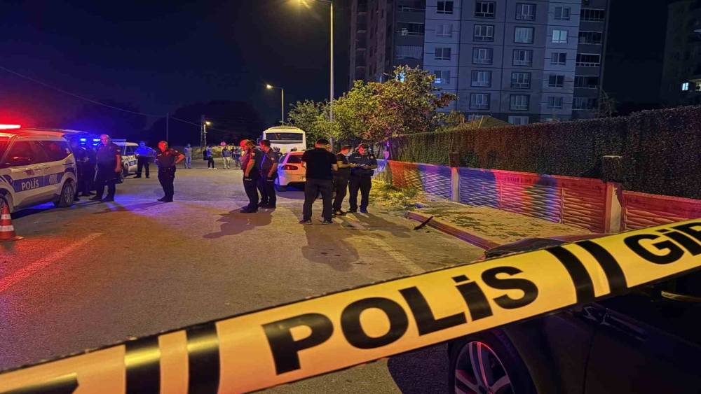 Kavgada kullanılan otomatik av t&uuml;feğinden &ccedil;ıkan sa&ccedil;malar otoparkta ara&ccedil;larından inen &ccedil;ifti yaraladı: 2 yaralı
