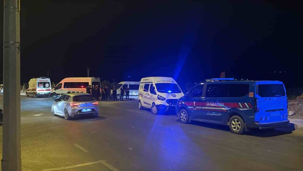 D&uuml;ğ&uuml;n konvoyunda yaşanan tartışma meydan savaşına d&ouml;nd&uuml;: 4 yaralı
