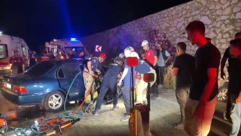 Bursa&rsquo;da iki otomobil kafa kafaya &ccedil;arpıştı: 5 yaralı, 2 &ouml;l&uuml;
