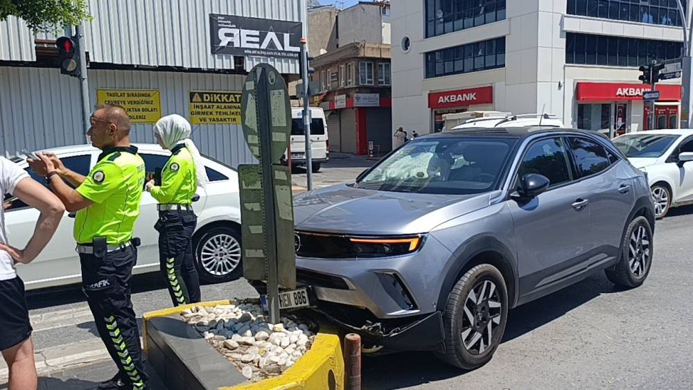 Ref&uuml;je &ccedil;arpan otomobilin s&uuml;r&uuml;c&uuml;s&uuml; yaralandı
