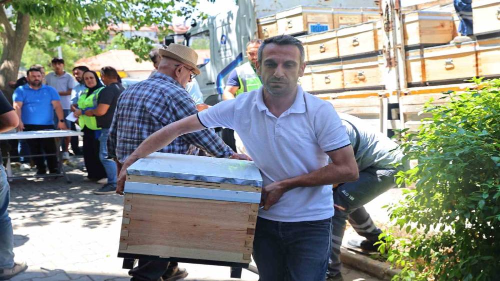 B&uuml;y&uuml;kşehir&rsquo;den G&uuml;ndoğmuş ve İbradılı arıcılara bereket kovanı
