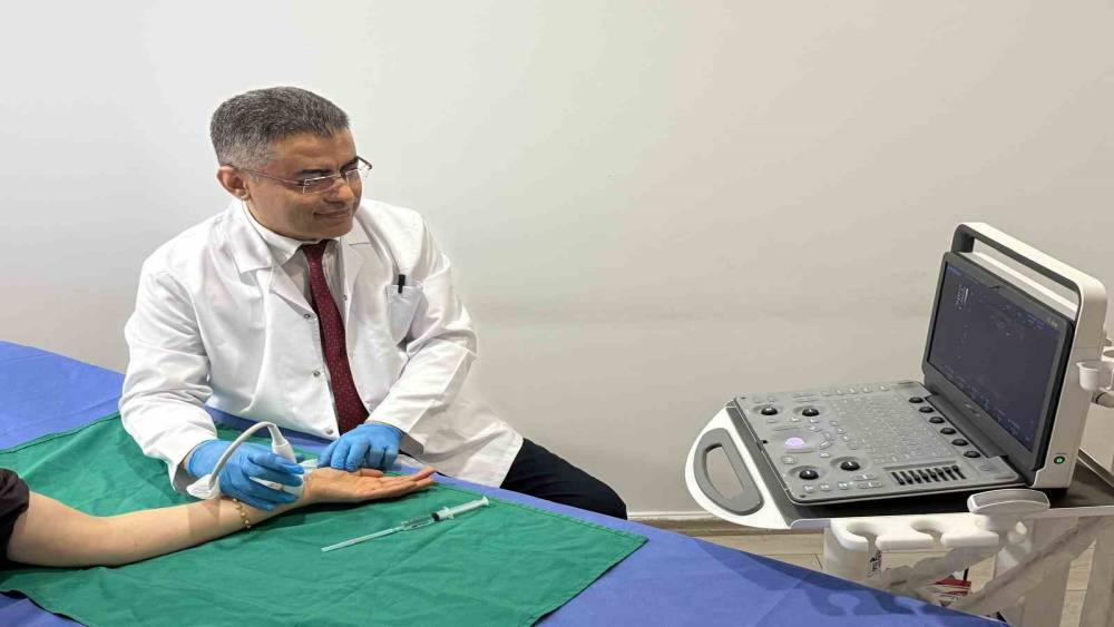 Prof. Dr. Koca: "Geceleri artan el uyuşması sinir sıkışmasına bağlı olabilir"

