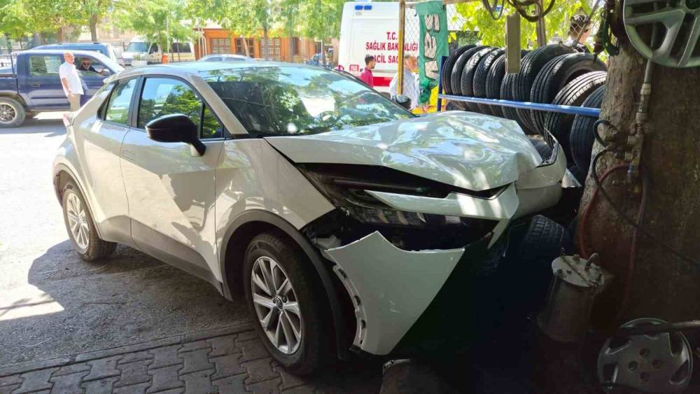 Adıyaman&rsquo;da otomobilin &ccedil;arptığı yaya yaralandı
