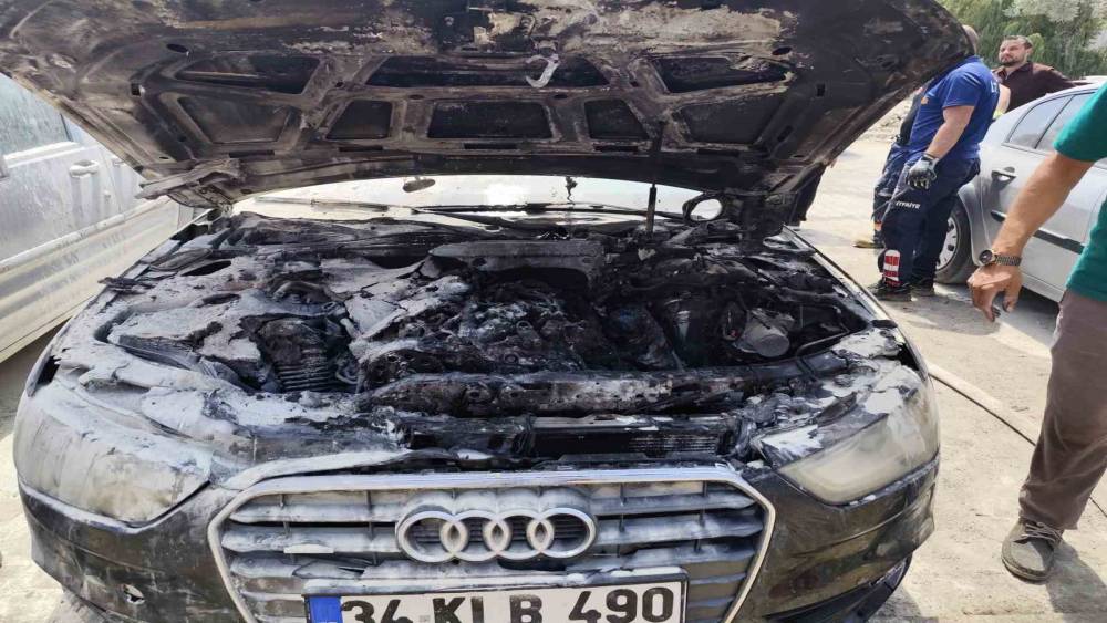 Van&rsquo;da park halindeki otomobilin motoru yandı
