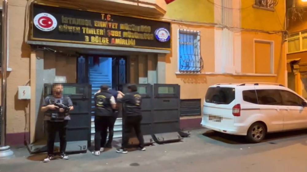 Beyoğlu&rsquo;nda bir şahsın cebinden telefon &ccedil;alan ş&uuml;pheli kısa s&uuml;rede yakalandı
