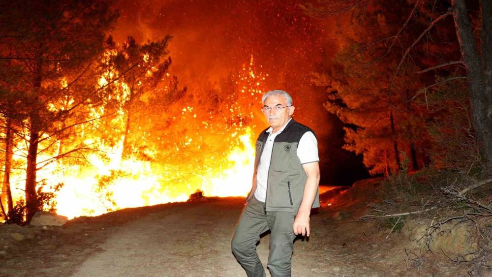 Orman Genel M&uuml;d&uuml;r&uuml; Karacabey, sahada ekipleri yalnız bırakmadı
