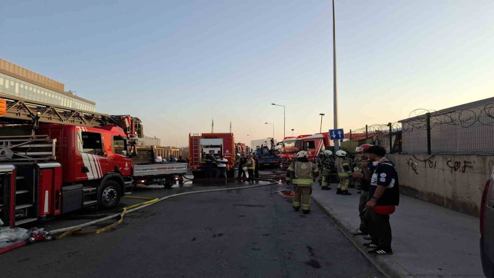 Tuzla&rsquo;da seramik deposu ve teknelere sı&ccedil;rayan yangın s&ouml;nd&uuml;r&uuml;ld&uuml;
