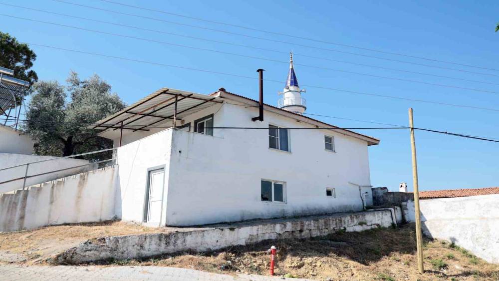 Psikolojik sorunları olan ve istifa eden imamın lojmanından tonlarca &ccedil;&ouml;p &ccedil;ıktı

