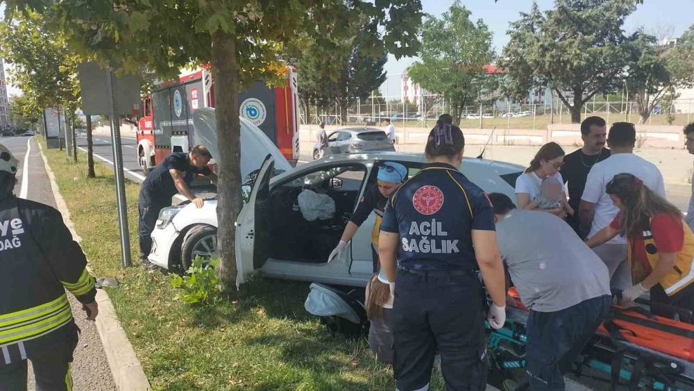 U d&ouml;n&uuml;ş&uuml; yapan otomobil kaldırıma &ccedil;ıktı: 1 yaralı
