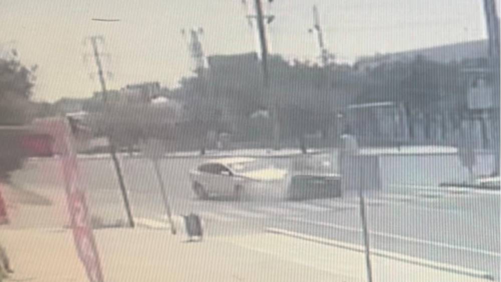 Ters y&ouml;nden &ccedil;ıkan ara&ccedil; otomobille &ccedil;arpıştı: 2 kişinin yaralandığı kaza kamerada
