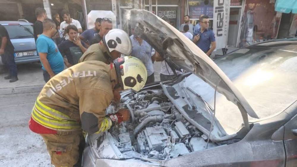 İskenderun&rsquo;da otomobil alevlere teslim oldu
