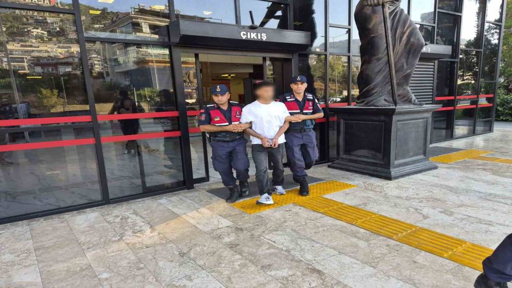 Alanya&rsquo;da polise silah doğrultan ş&uuml;pheli tutuklandı
