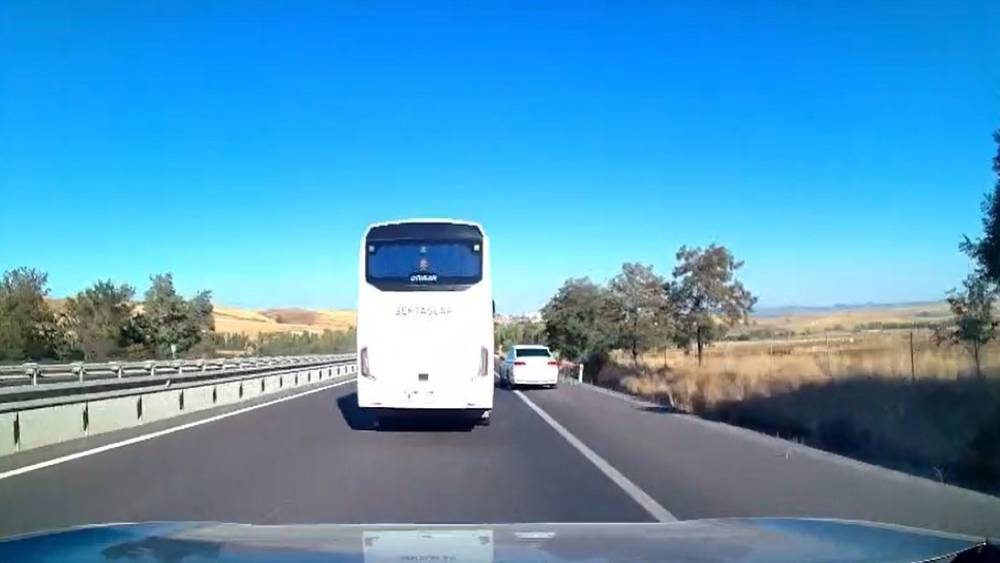 G&uuml;venlik şeridini ihlal edip makas atan otomobil trafiği tehlikeye d&uuml;ş&uuml;rd&uuml;
