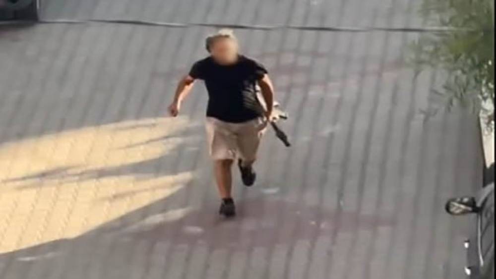 Kapısına pompalı t&uuml;fekle dayandı, sokakta ter&ouml;r estirdi
