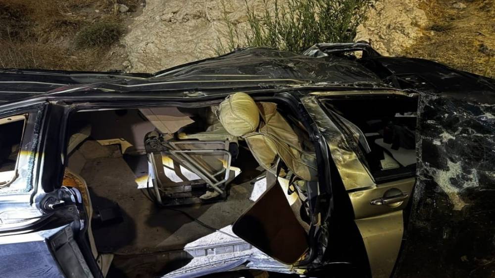 Van&rsquo;da otomobil dere yatağına u&ccedil;tu: 1 &ouml;l&uuml;, 1 yaralı
