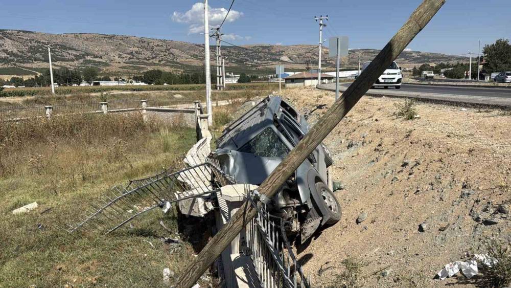 Eskişehir&rsquo;de virajı alamayan ara&ccedil; ref&uuml;je devrildi: 1&rsquo;i ağır 3 yaralı
