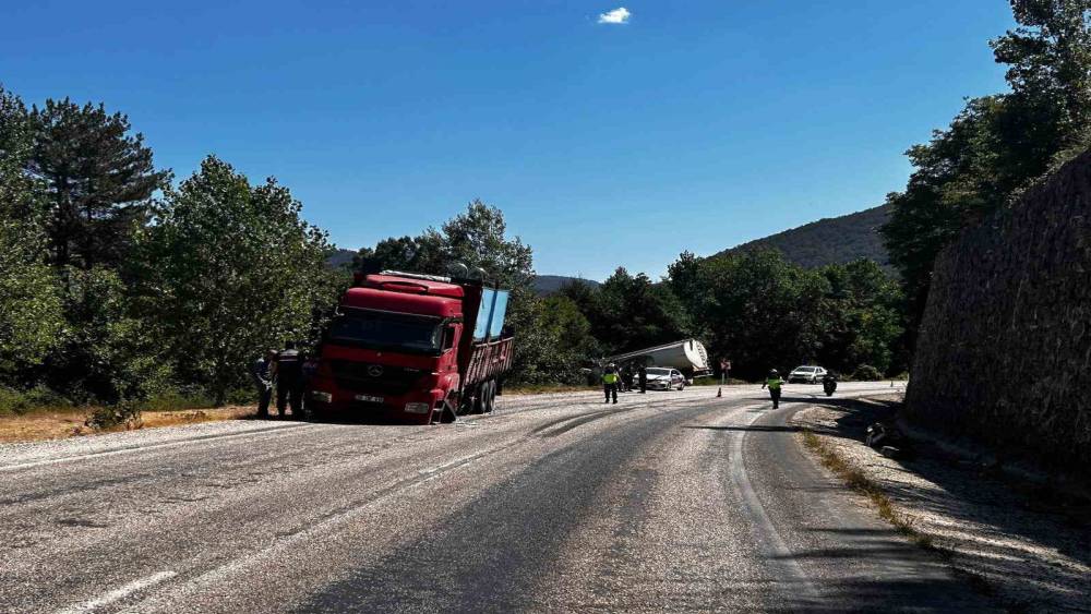 Bolu&rsquo;da iki kamyon &ccedil;arpıştı: 1 yaralı
