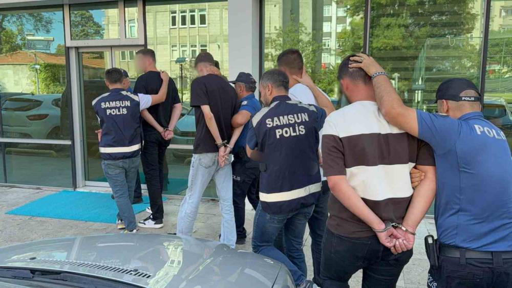Samsun&rsquo;da takip ettikleri taksinin i&ccedil;indeki m&uuml;şteriyi darp eden 4 kişi g&ouml;zaltına

