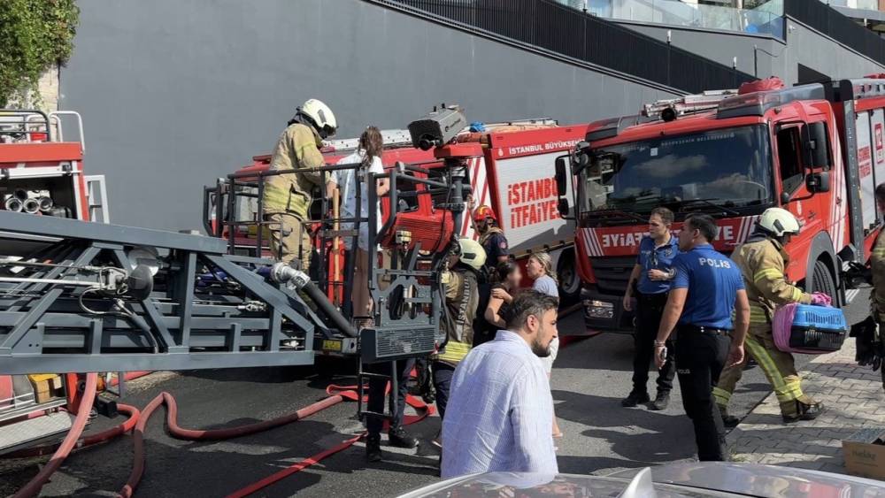 Sarıyer&rsquo;de korkutan yangın: 8 kişi tahliye edildi
