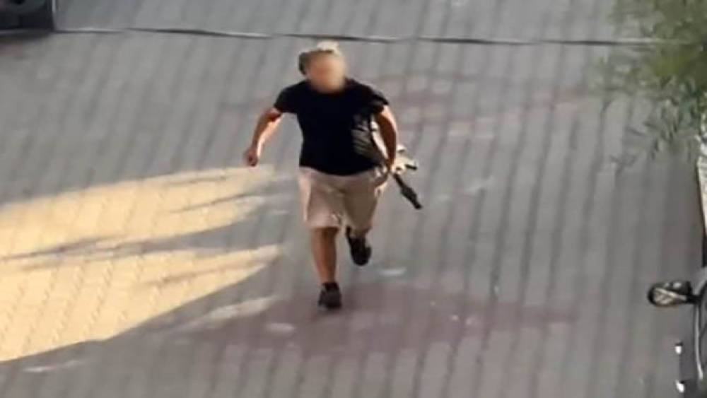 Sokak ortasında pompalı t&uuml;fekle dehşet sa&ccedil;an şahıs yakalandı
