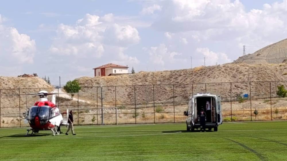 Darende&rsquo;de 8 yaşındaki &ccedil;ocuk i&ccedil;in ambulans helikopter havalandı
