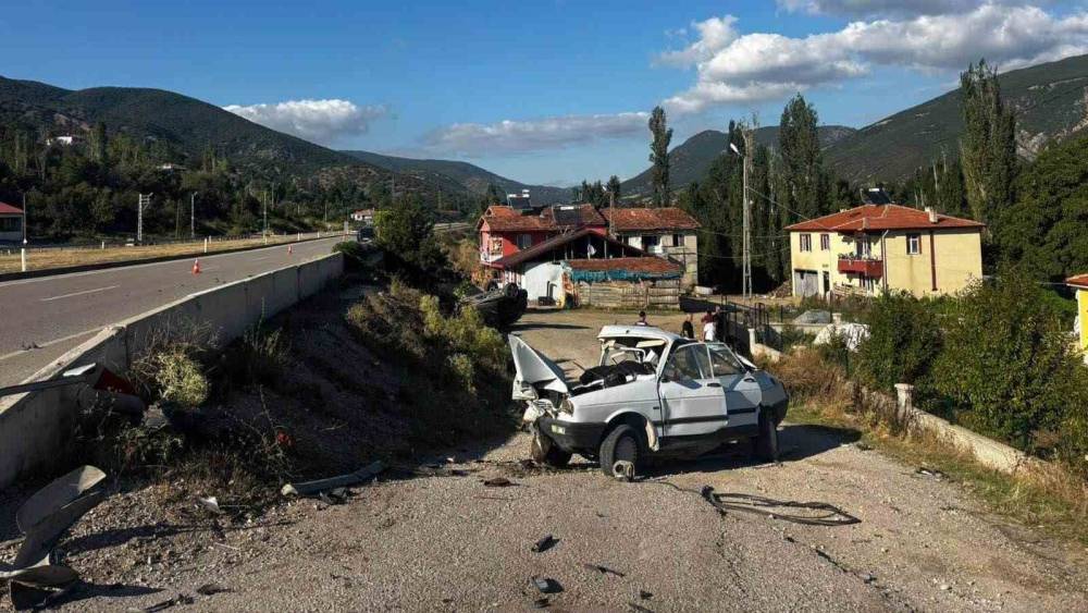Tokat&rsquo;ta iki otomobil &ccedil;arpıştı: 1 &ouml;l&uuml;, 3 yaralı
