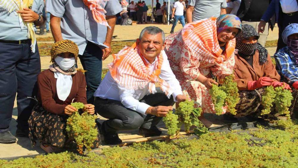 &Ouml;zg&uuml;r &Ouml;zel, Manisa&rsquo;da &uuml;z&uuml;m kurutma alanında &uuml;reticilerle buluştu
