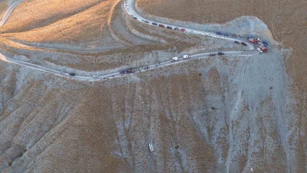 Elazığ&rsquo;da minib&uuml;s&uuml;n yuvarlandığı u&ccedil;urum ve kurtarma &ccedil;alışmaları dronla g&ouml;r&uuml;nt&uuml;lendi
