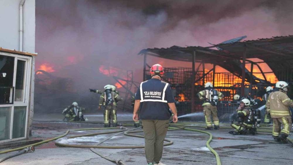 Tuzla&rsquo;da lojistik depo yangınına belediyeden destek
