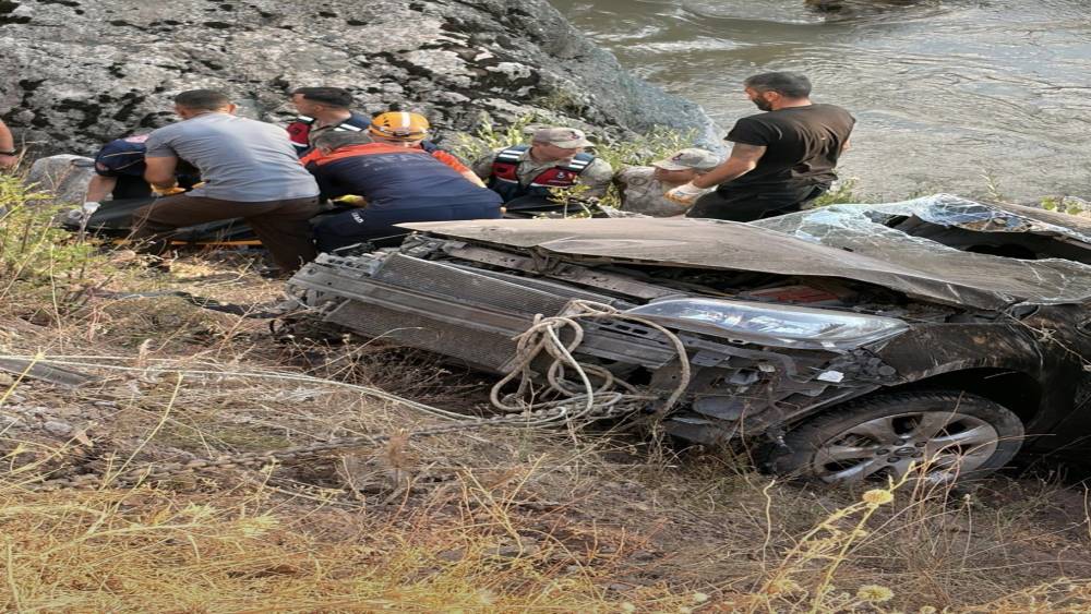 Bing&ouml;l&rsquo;de ara&ccedil; dereye u&ccedil;tu: 1 &ouml;l&uuml;, 4 yaralı
