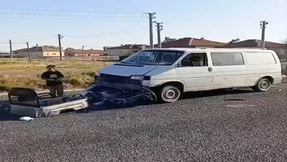 Aksaray&rsquo;da minib&uuml;s 3 tekerli mopede &ccedil;arptı: 5 yaralı
