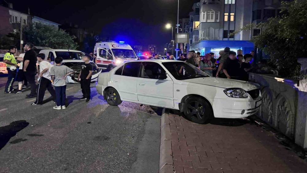 Ticari ara&ccedil;la &ccedil;arpışan otomobil bina duvarına &ccedil;arptı
